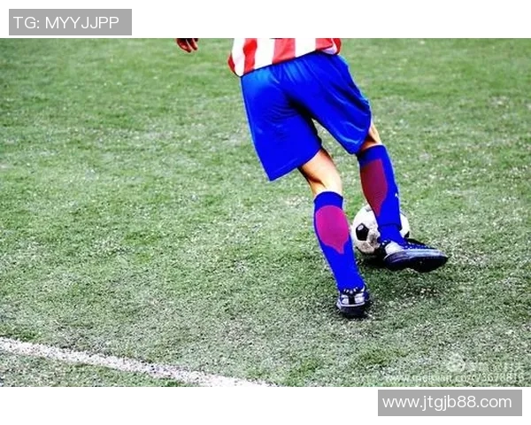 足球明星的风采与魅力展现他们在绿茵场上的英姿与个性